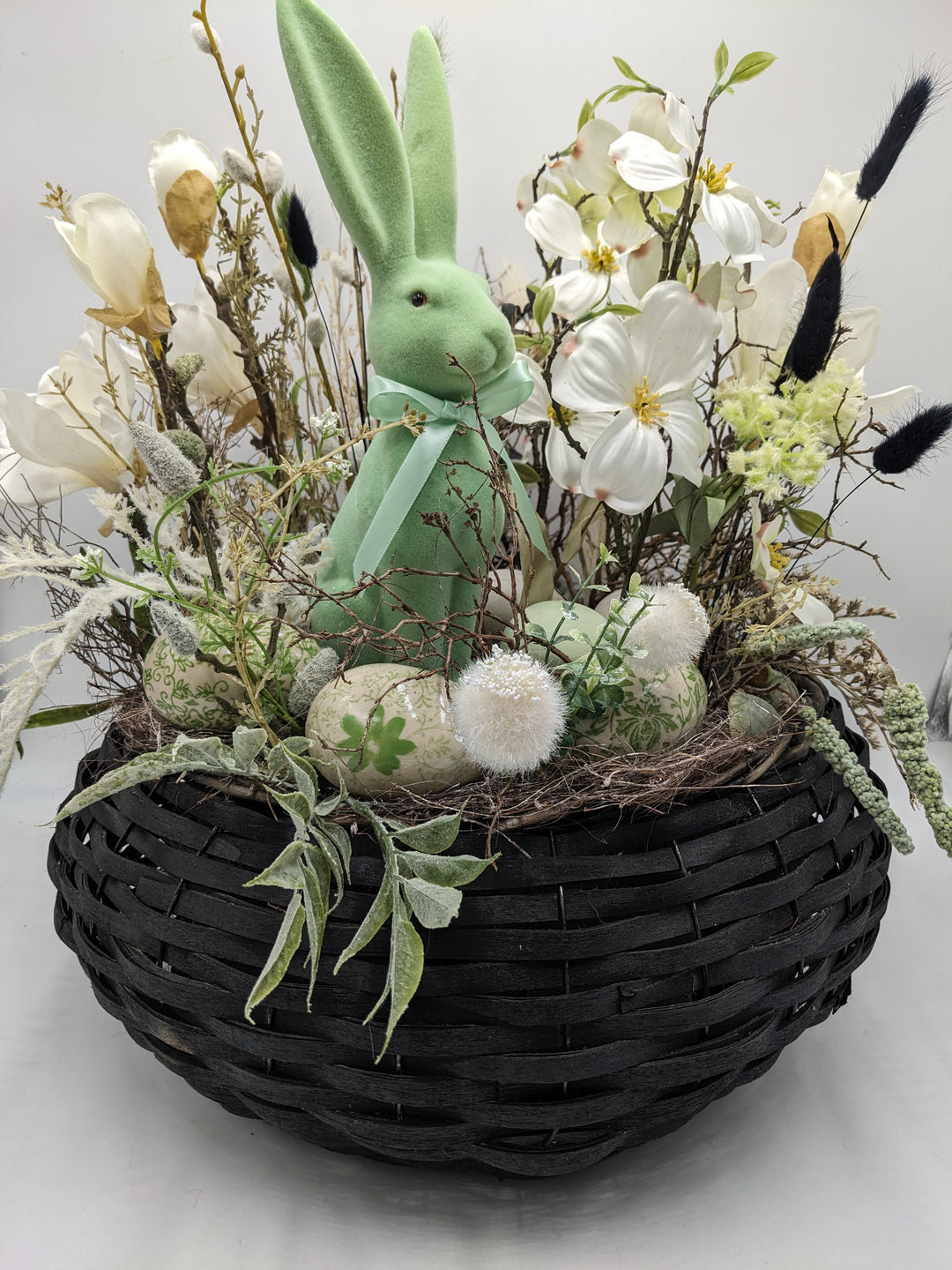 Ostergesteck Frühlingsgesteck Magnolien Hase Gräser grün weiss