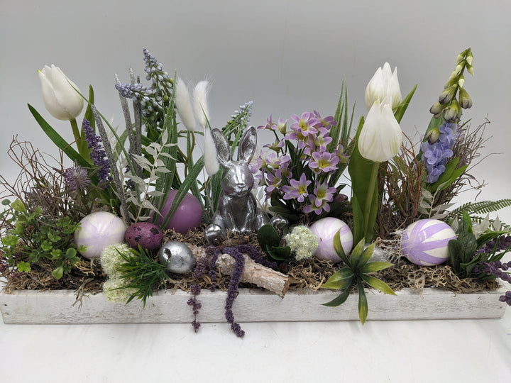 Ostergesteck Frühlingsgesteck Tulpen Hase weiss lila