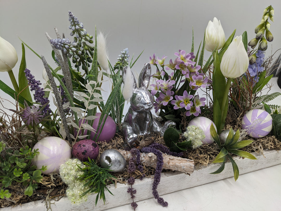 Ostergesteck Frühlingsgesteck Tulpen Hase weiss lila