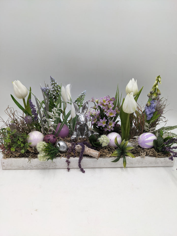 Ostergesteck Frühlingsgesteck Tulpen Hase weiss lila