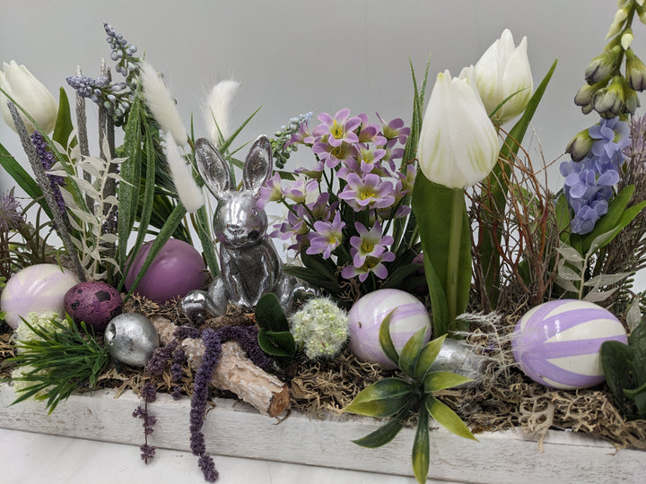 Ostergesteck Frühlingsgesteck Tulpen Hase weiss lila