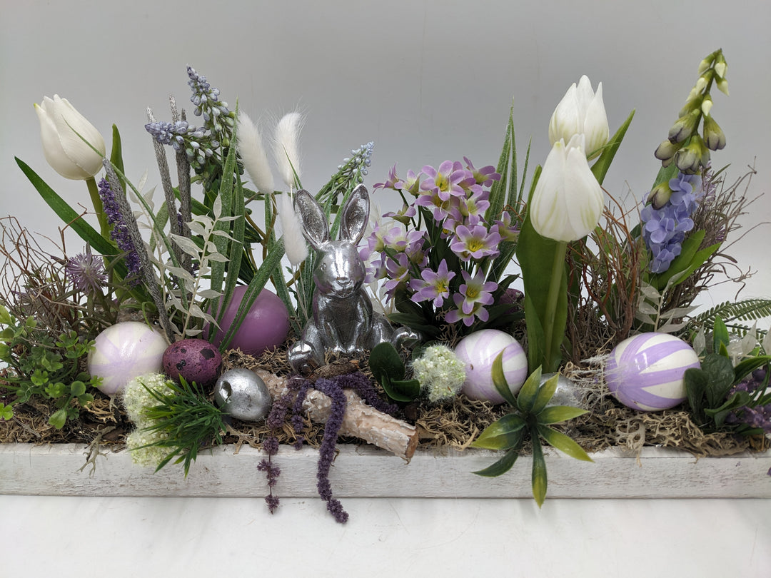 Ostergesteck Frühlingsgesteck Tulpen Hase weiss lila
