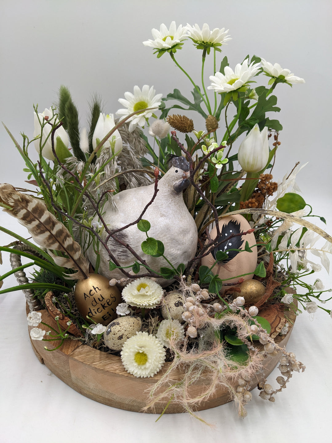 Ostergesteck Frühlingsgesteck Tulpen Huhn Eier weiss
