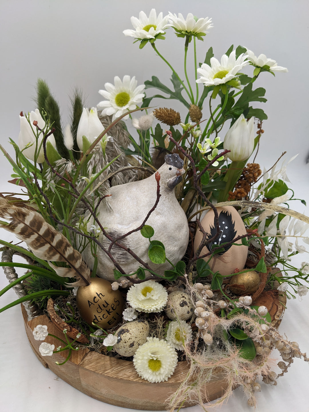 Ostergesteck Frühlingsgesteck Tulpen Huhn Eier weiss