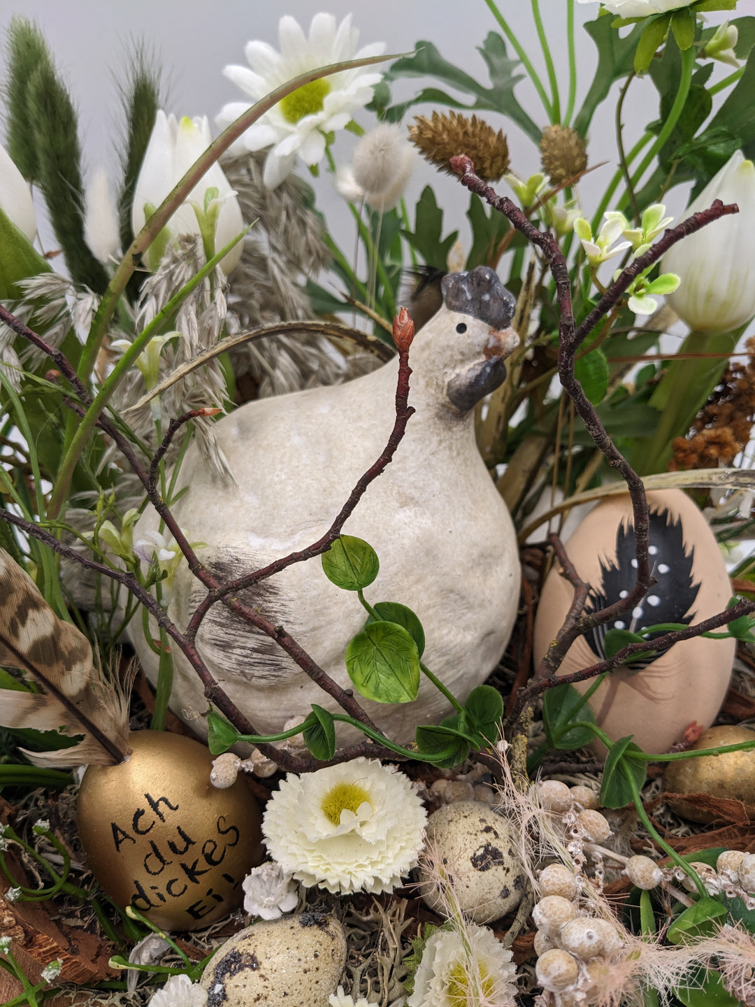 Ostergesteck Frühlingsgesteck Tulpen Huhn Eier weiss