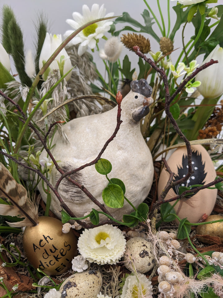 Ostergesteck Frühlingsgesteck Tulpen Huhn Eier weiss