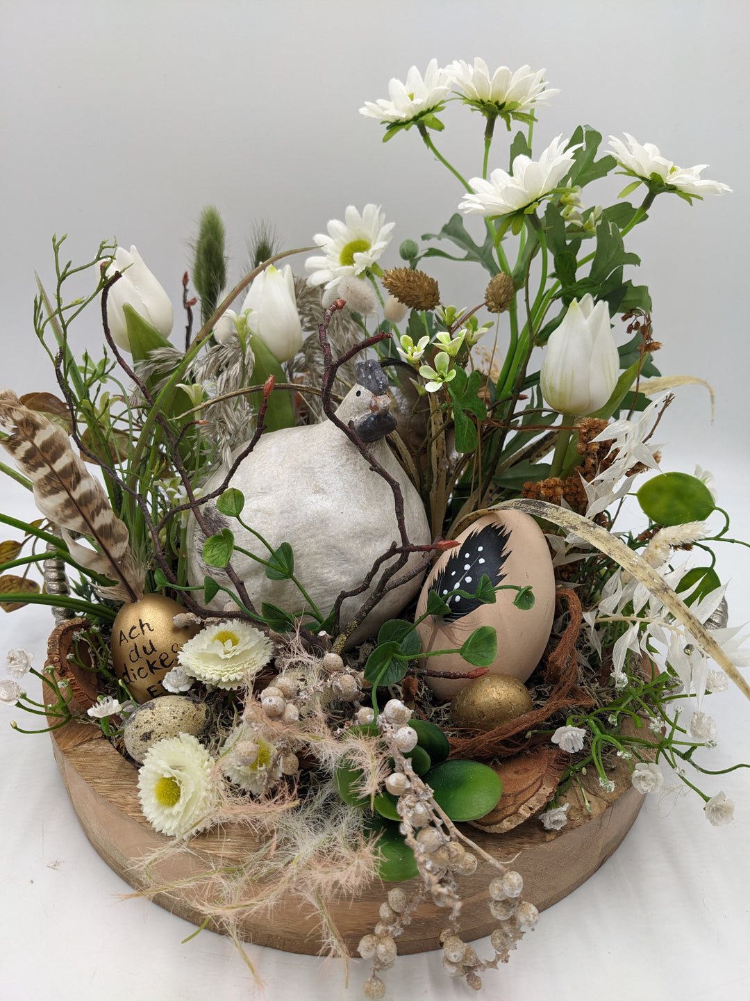 Ostergesteck Frühlingsgesteck Tulpen Huhn Eier weiss