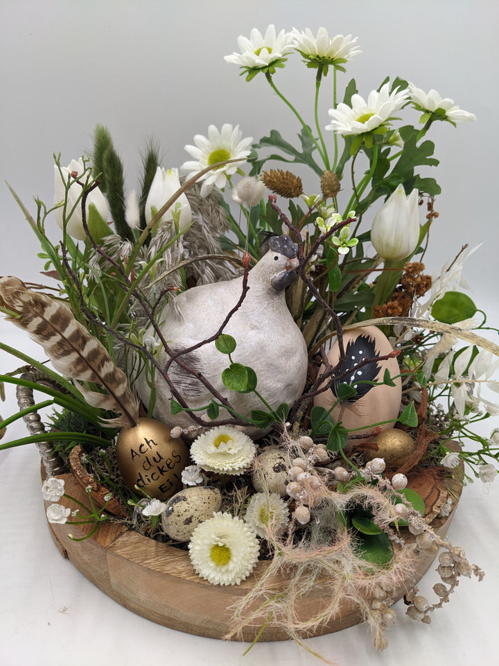 Ostergesteck Frühlingsgesteck Tulpen Huhn Eier weiss