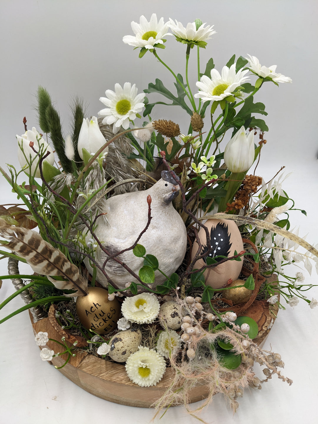 Ostergesteck Frühlingsgesteck Tulpen Huhn Eier weiss