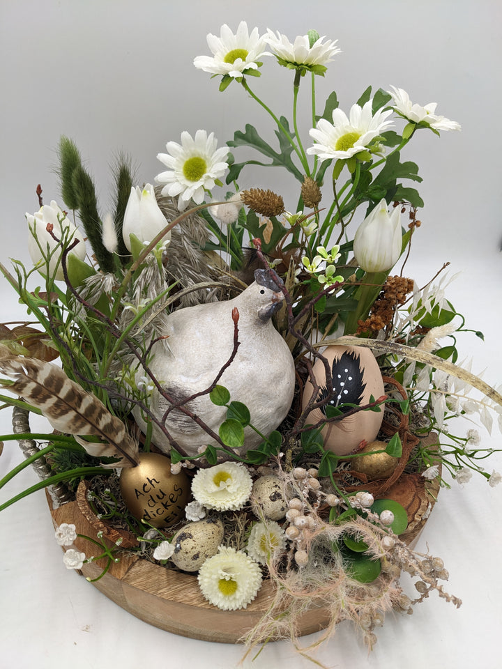 Ostergesteck Frühlingsgesteck Tulpen Huhn Eier weiss