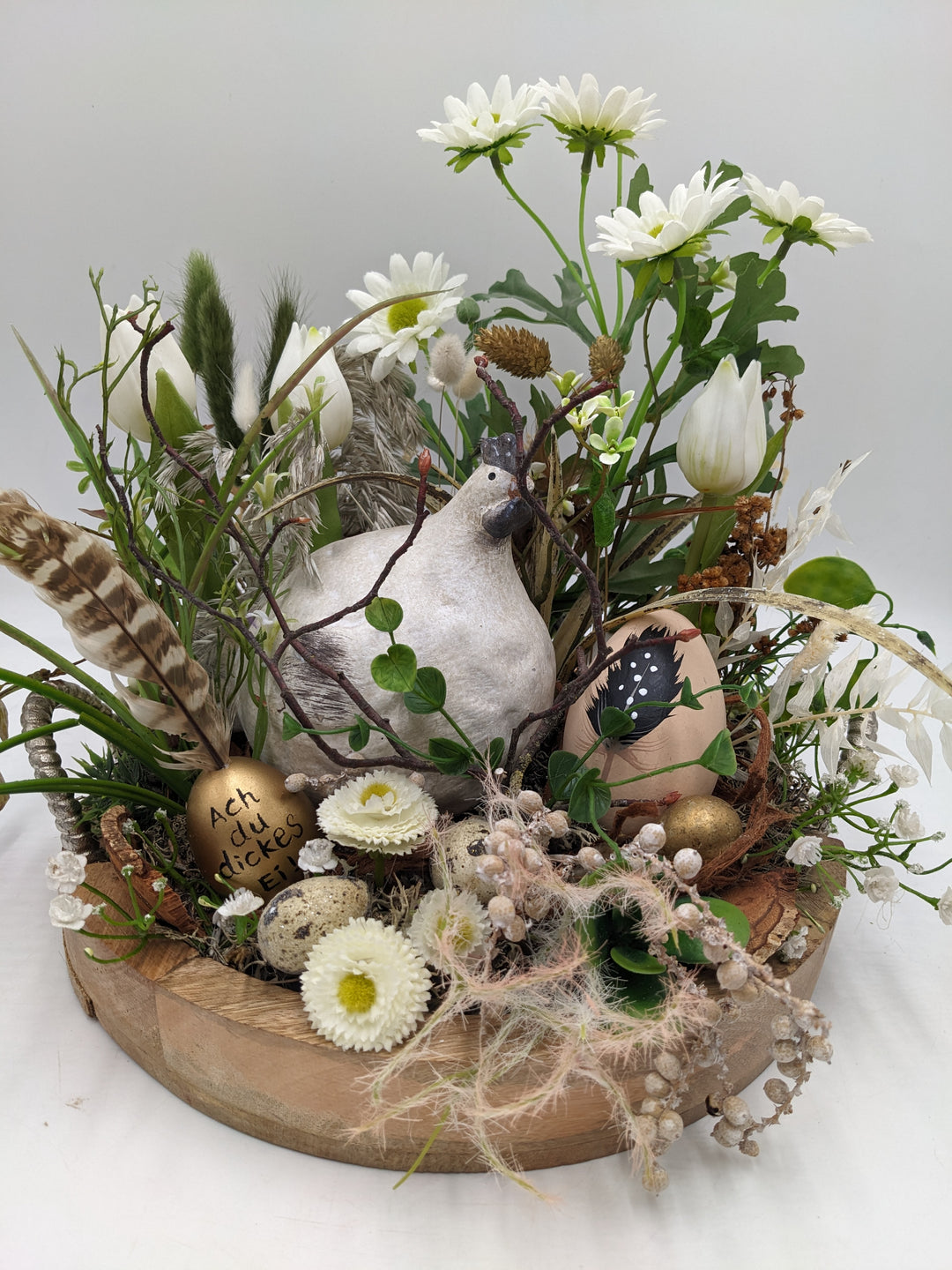 Ostergesteck Frühlingsgesteck Tulpen Huhn Eier weiss
