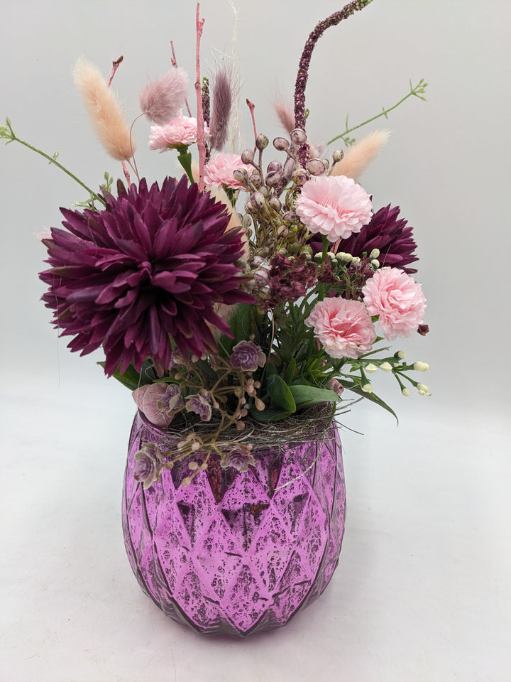Sommergesteck Gräser Nelken lila rosa