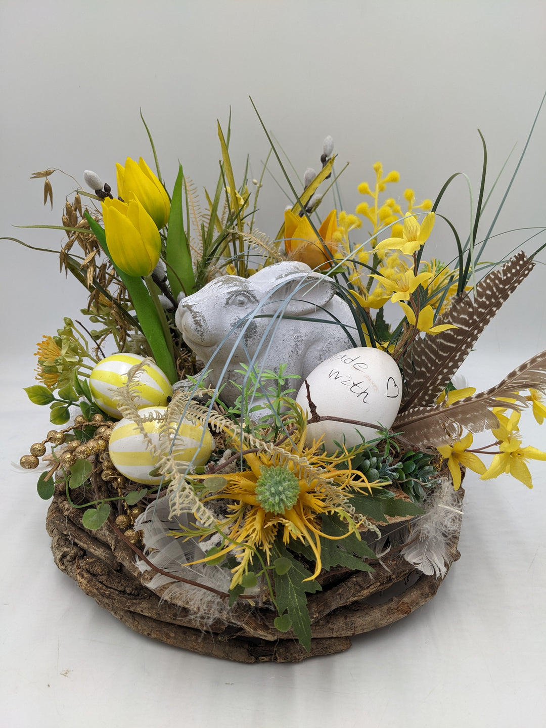 Ostergesteck Frühlingsgesteck Tulpen Kätzchen Eier gelb