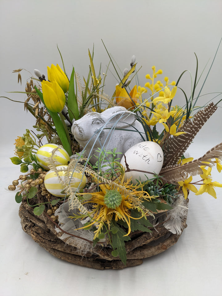 Ostergesteck Frühlingsgesteck Tulpen Kätzchen Eier gelb