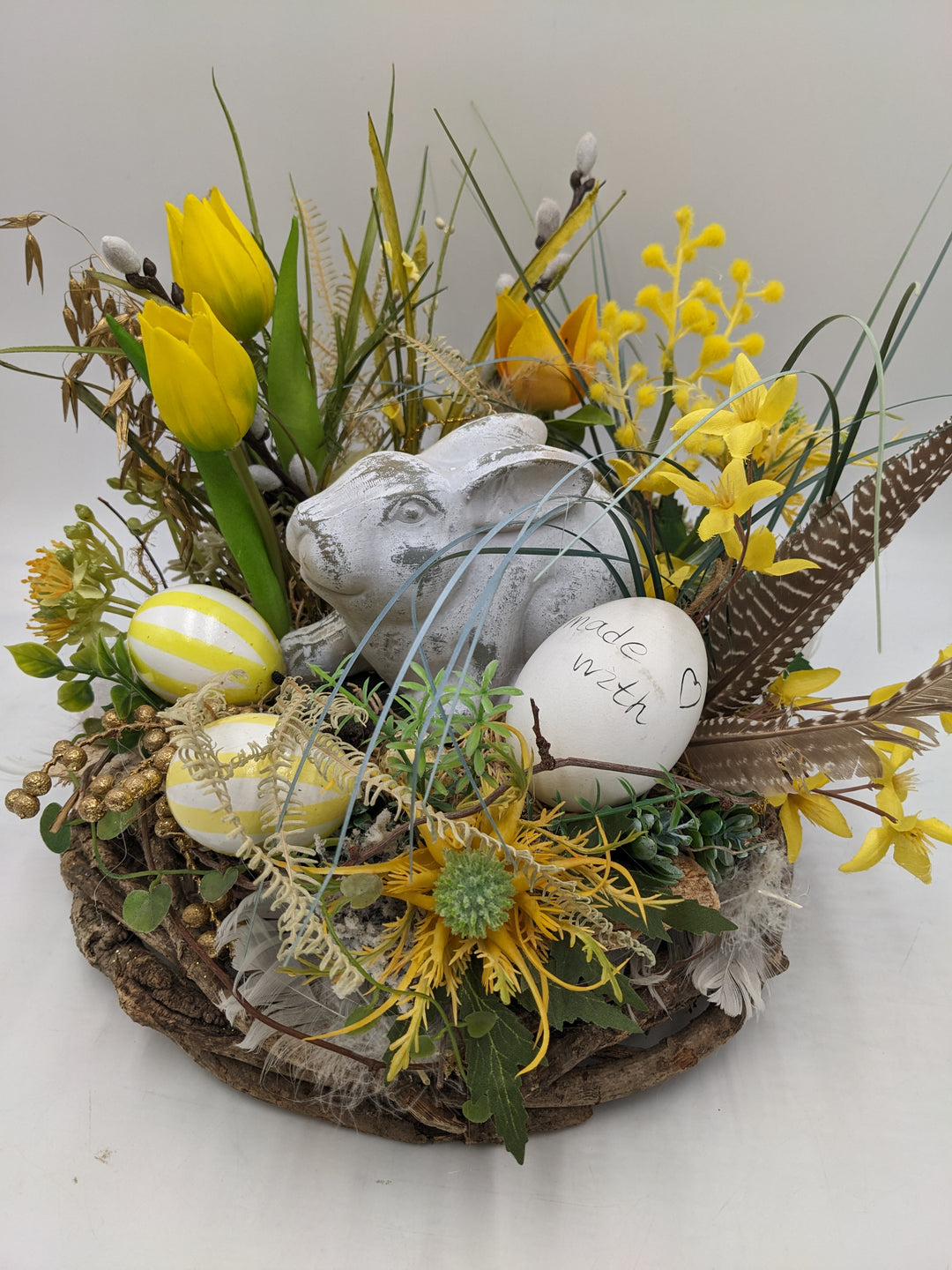 Ostergesteck Frühlingsgesteck Tulpen Kätzchen Eier gelb