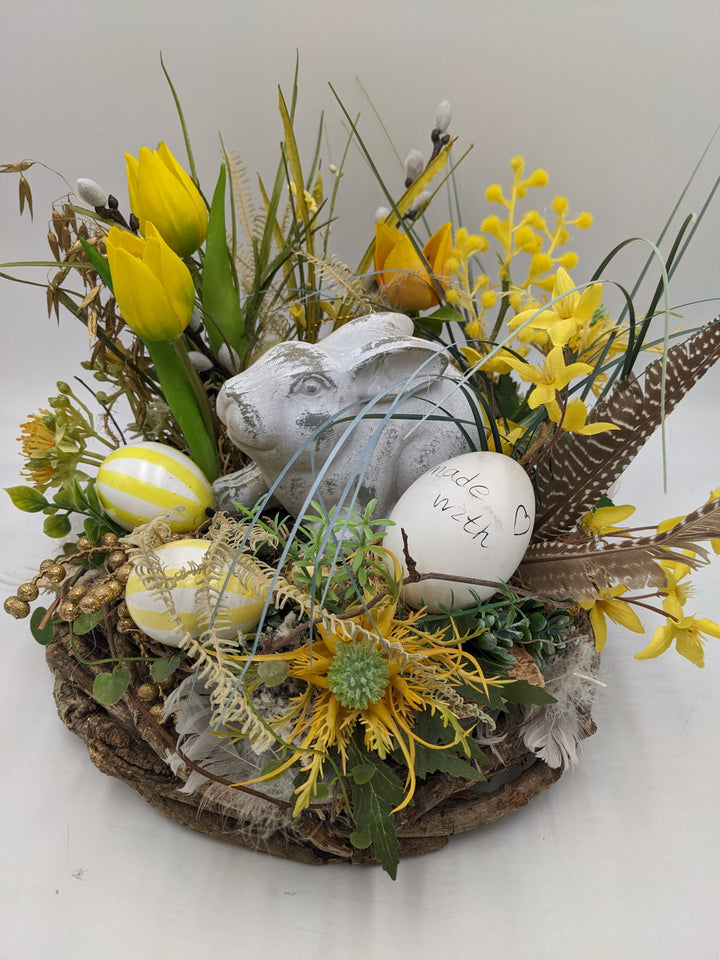 Ostergesteck Frühlingsgesteck Tulpen Kätzchen Eier gelb