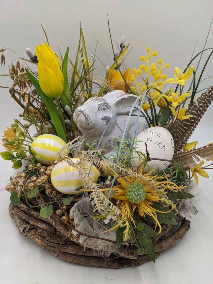 Ostergesteck Frühlingsgesteck Tulpen Kätzchen Eier gelb