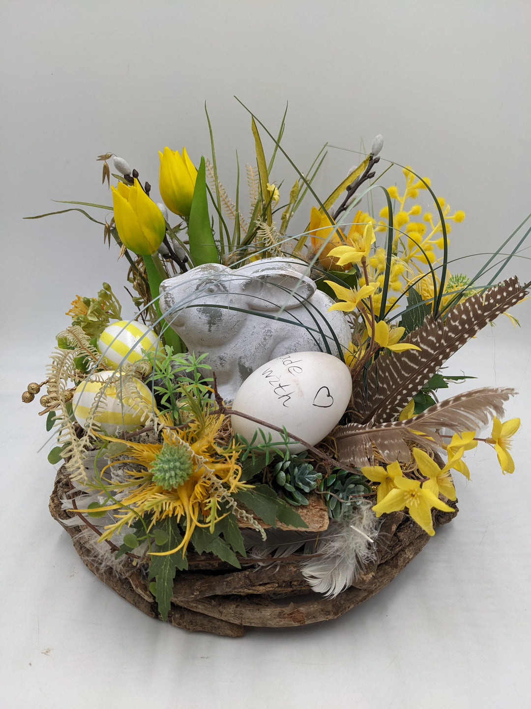 Ostergesteck Frühlingsgesteck Tulpen Kätzchen Eier gelb