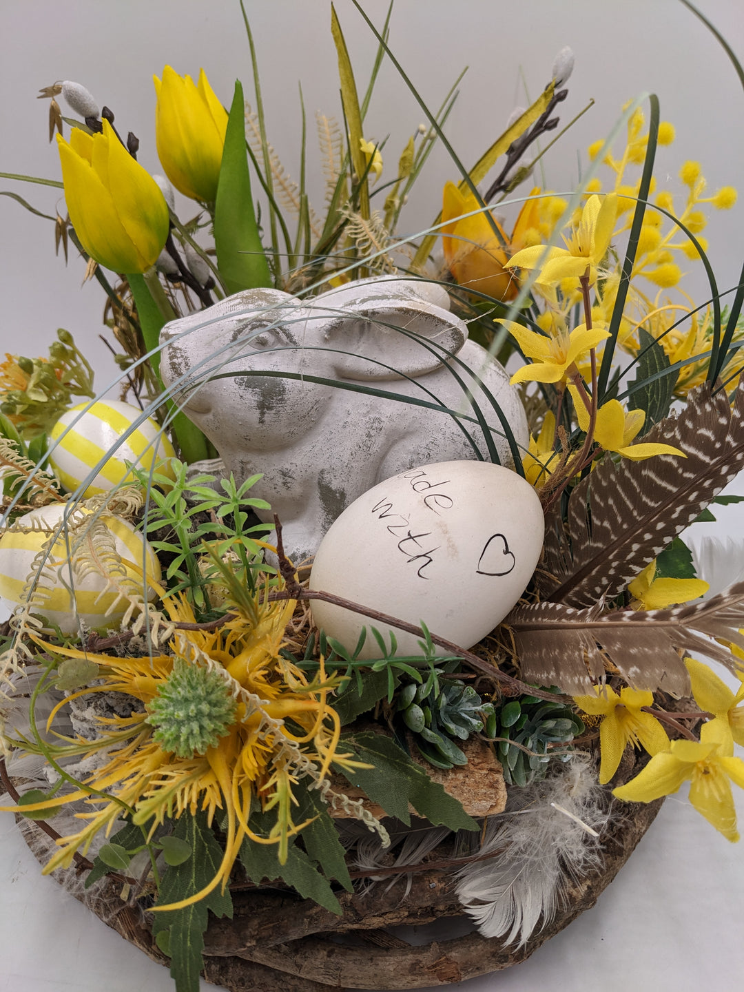 Ostergesteck Frühlingsgesteck Tulpen Kätzchen Eier gelb