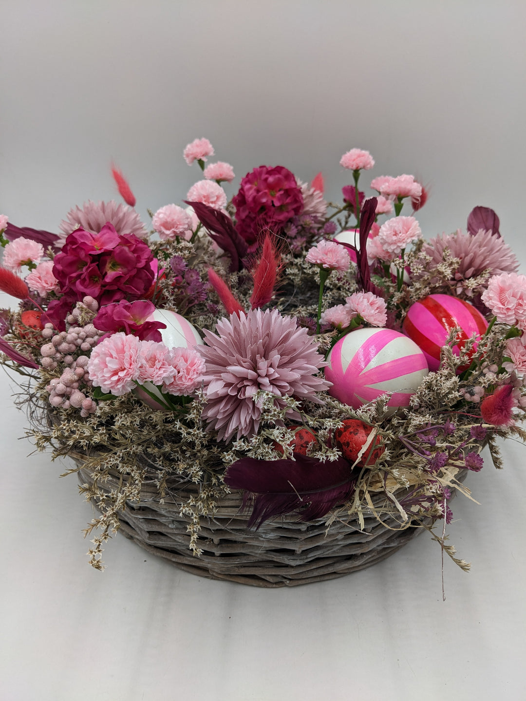 Osterkranz Frühlingskranz Eier Gräser Federn rosa pink