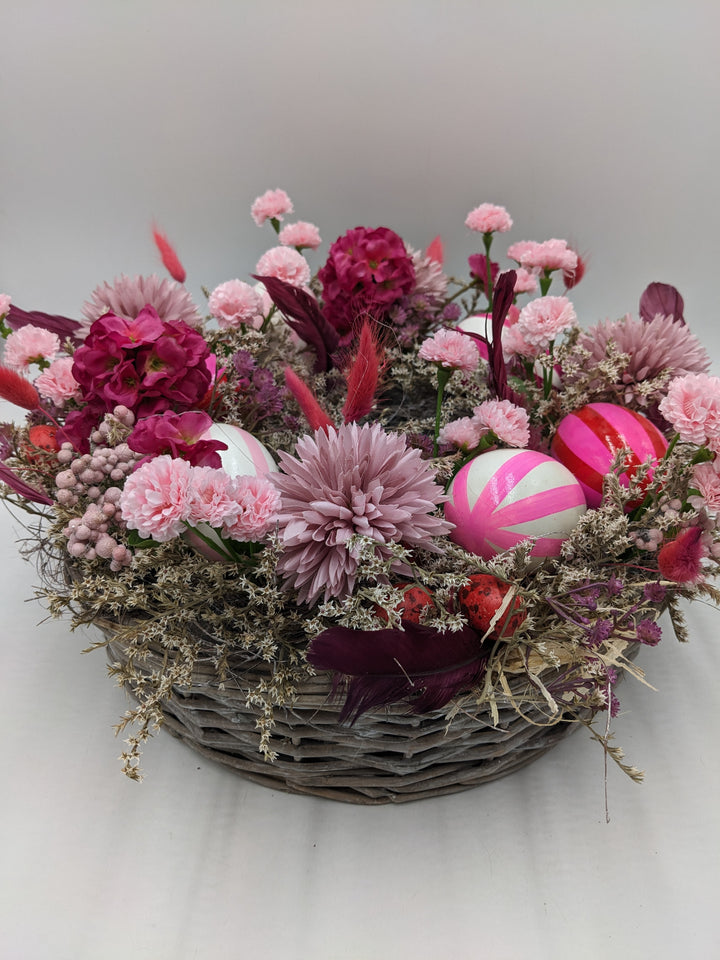 Osterkranz Frühlingskranz Eier Gräser Federn rosa pink