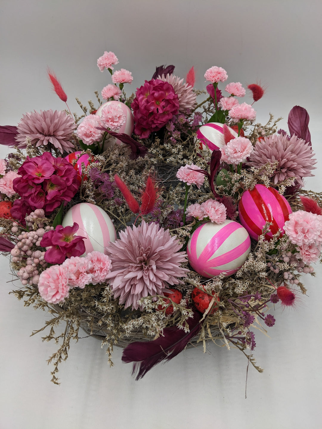 Osterkranz Frühlingskranz Eier Gräser Federn rosa pink