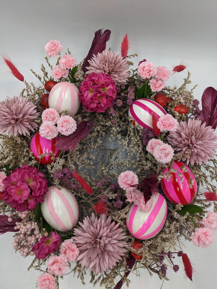 Osterkranz Frühlingskranz Eier Gräser Federn rosa pink