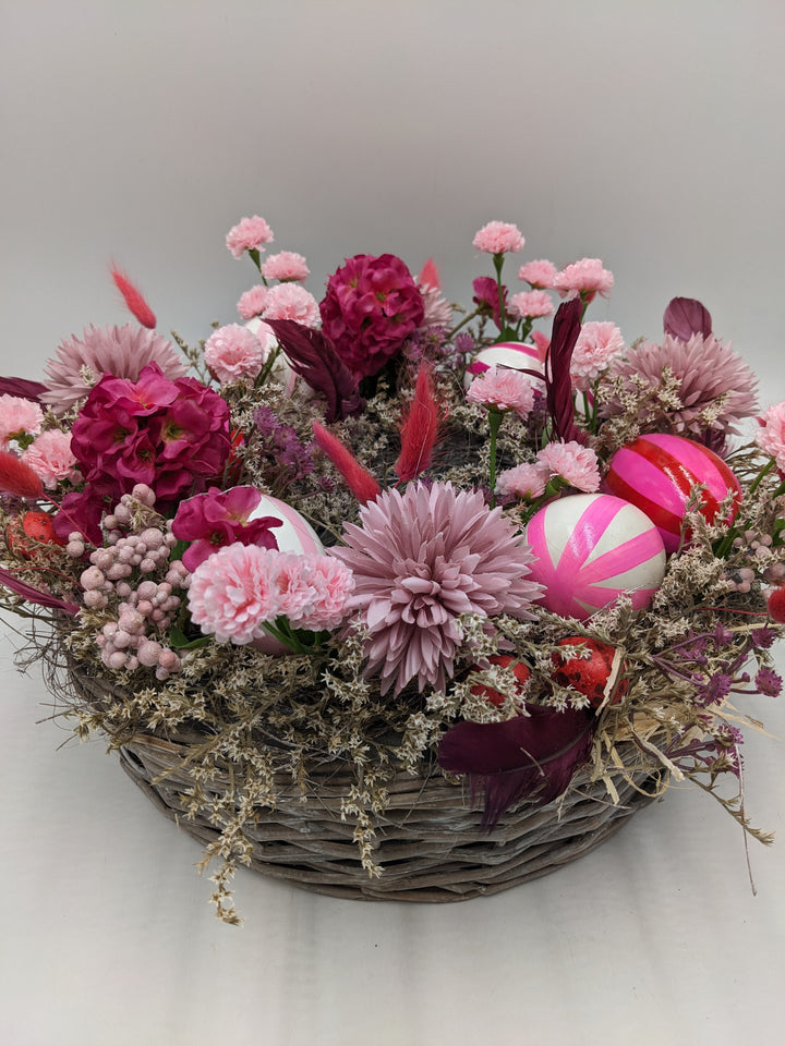 Osterkranz Frühlingskranz Eier Gräser Federn rosa pink