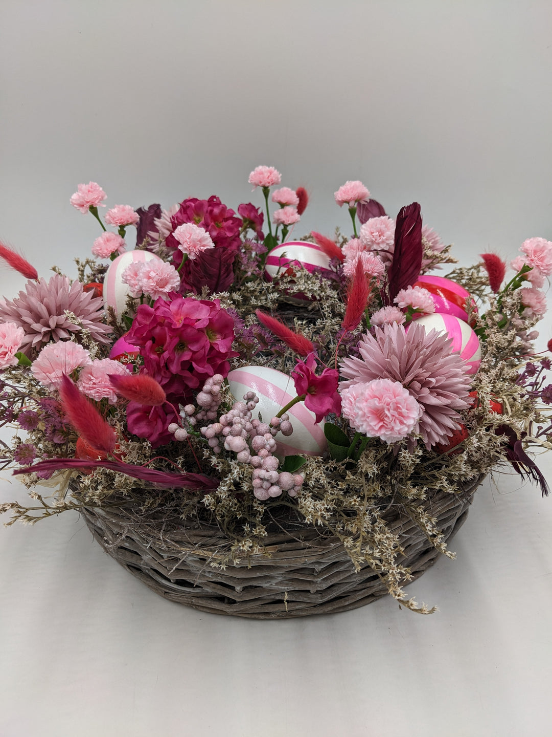 Osterkranz Frühlingskranz Eier Gräser Federn rosa pink