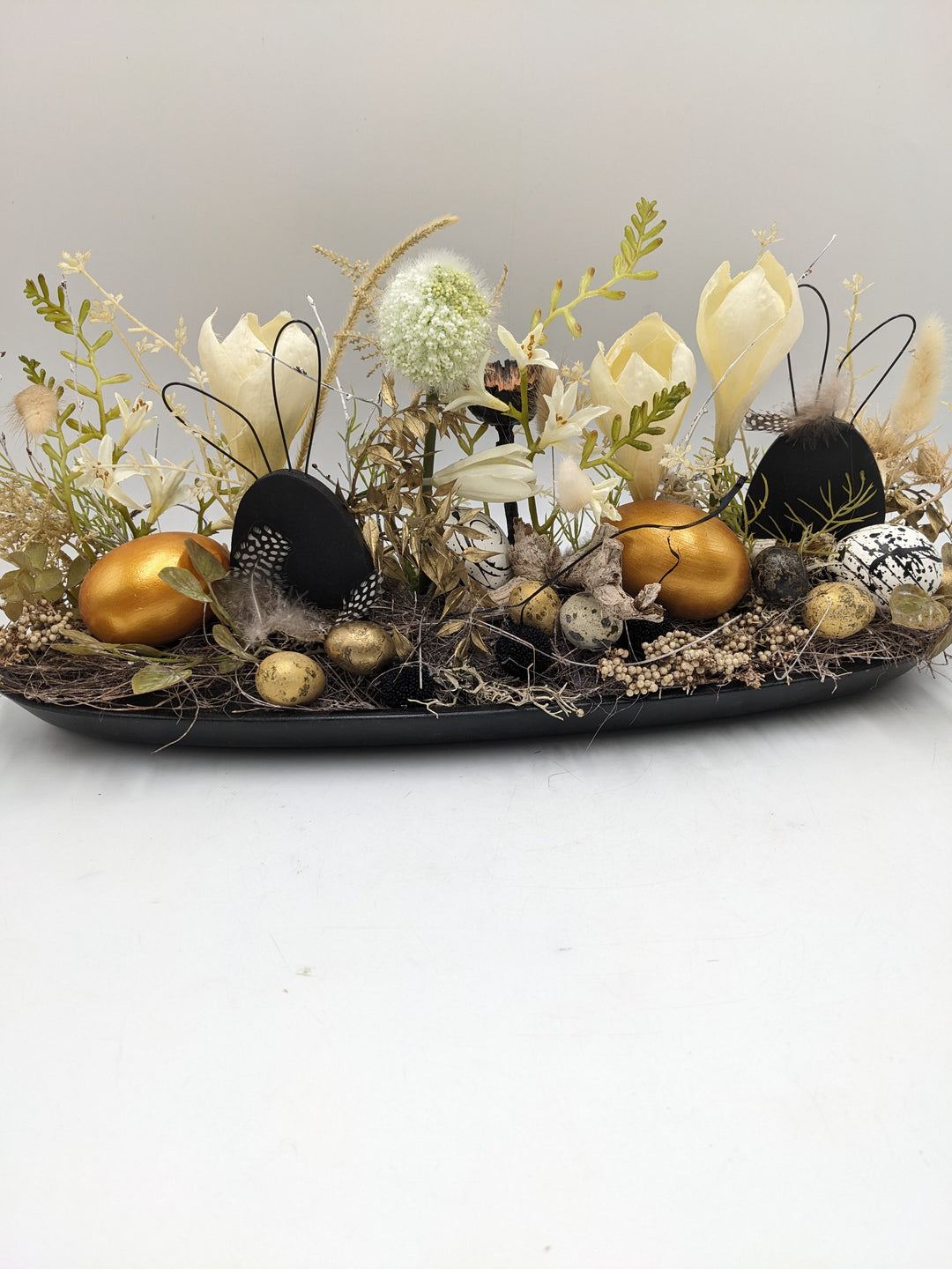 Ostergesteck Frühlingsgesteck Krokusse Gräser schwarz weiss