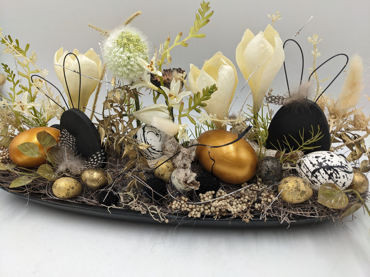 Ostergesteck Frühlingsgesteck Krokusse Gräser schwarz weiss