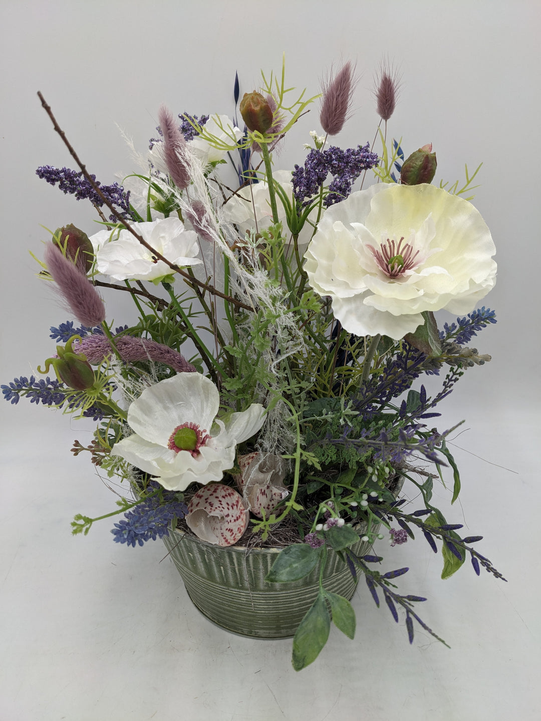 Sommergesteck Lavendel Gräser Mohn lila weiss