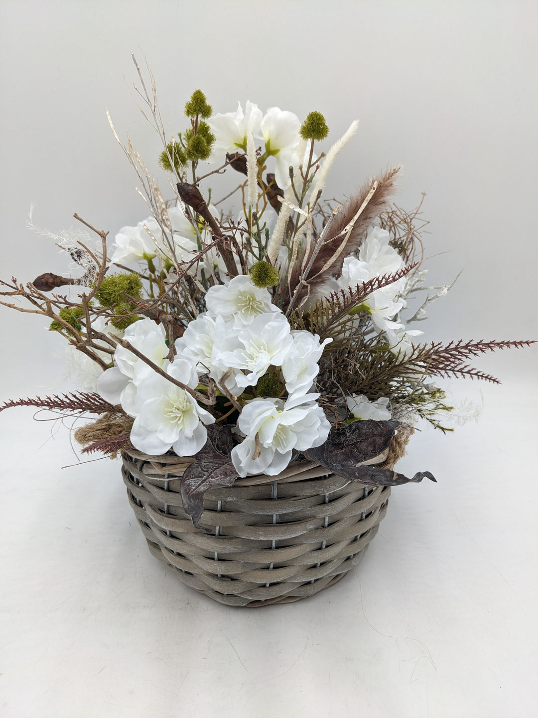 Frühlingsgesteck Kirschblüte Gräser weiss