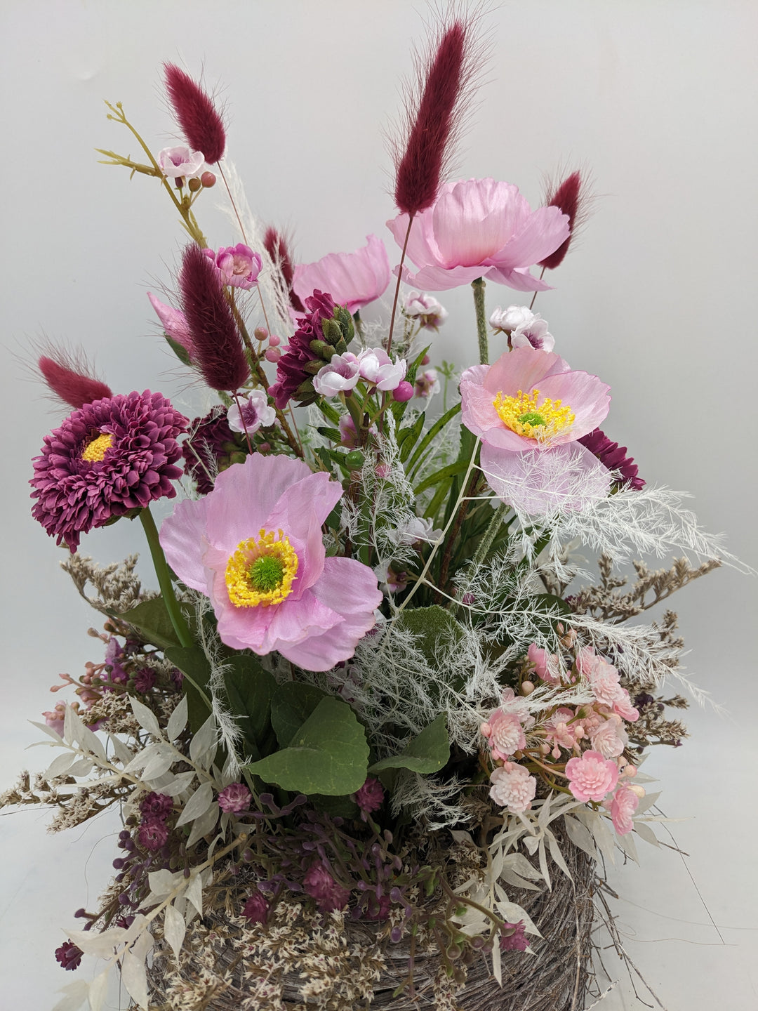 Frühlingsgesteck Mohn Gräser Chrysanthemen rosa