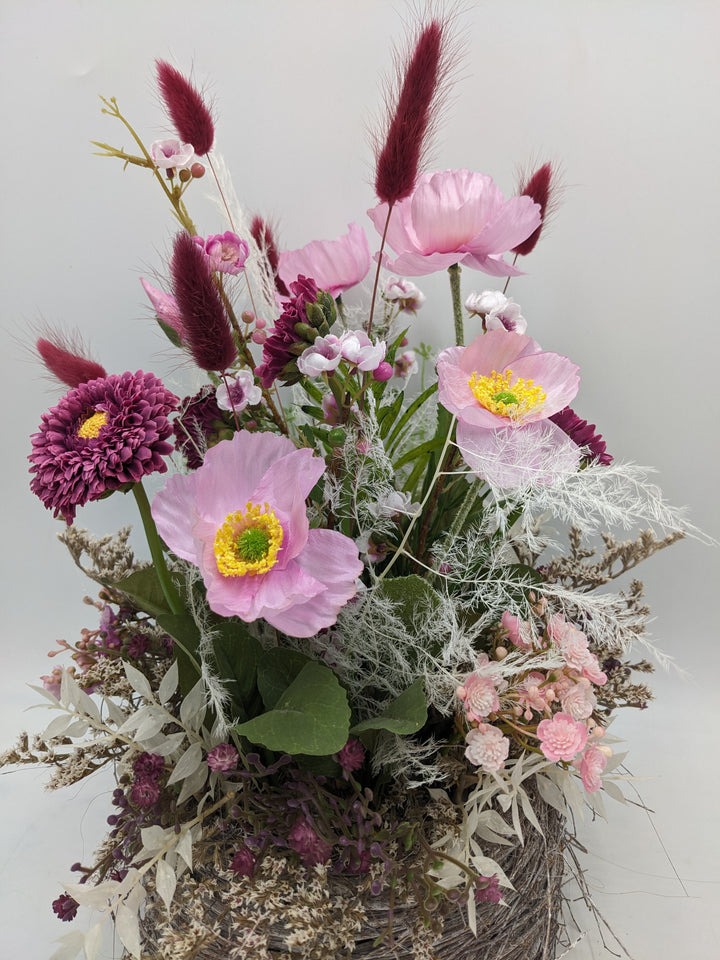 Frühlingsgesteck Mohn Gräser Chrysanthemen rosa