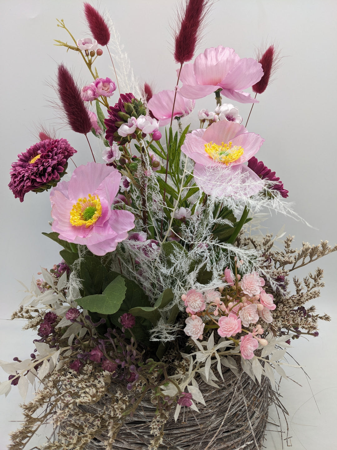 Frühlingsgesteck Mohn Gräser Chrysanthemen rosa