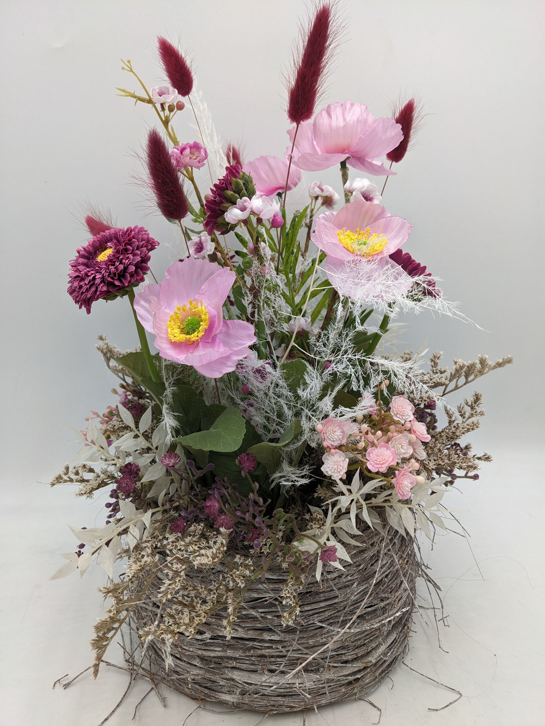 Frühlingsgesteck Mohn Gräser Chrysanthemen rosa