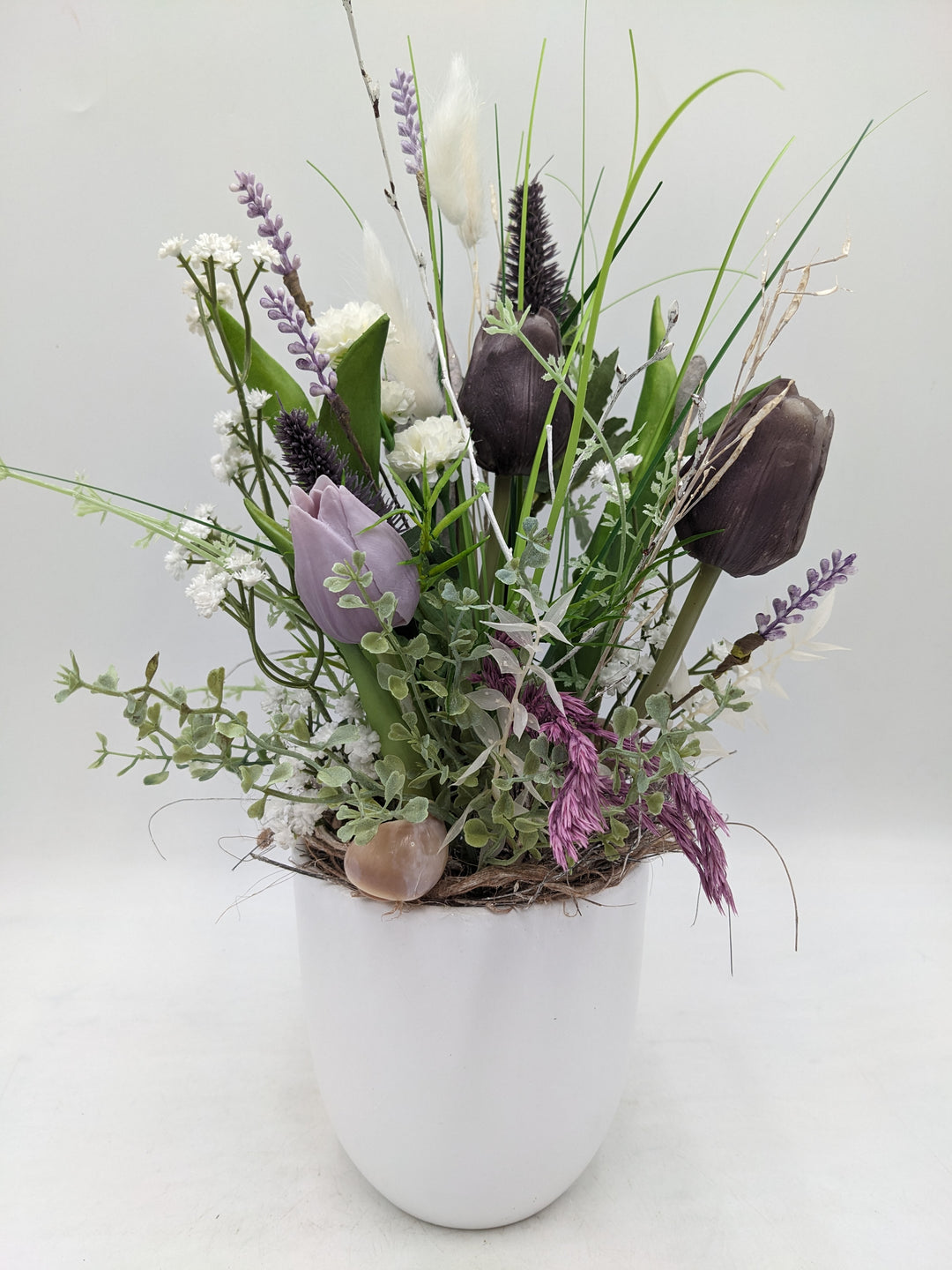Frühlingsgesteck Tulpen Schleierkraut lila