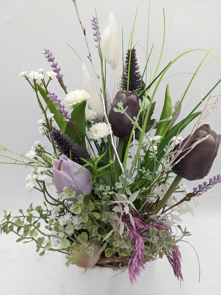 Frühlingsgesteck Tulpen Schleierkraut lila
