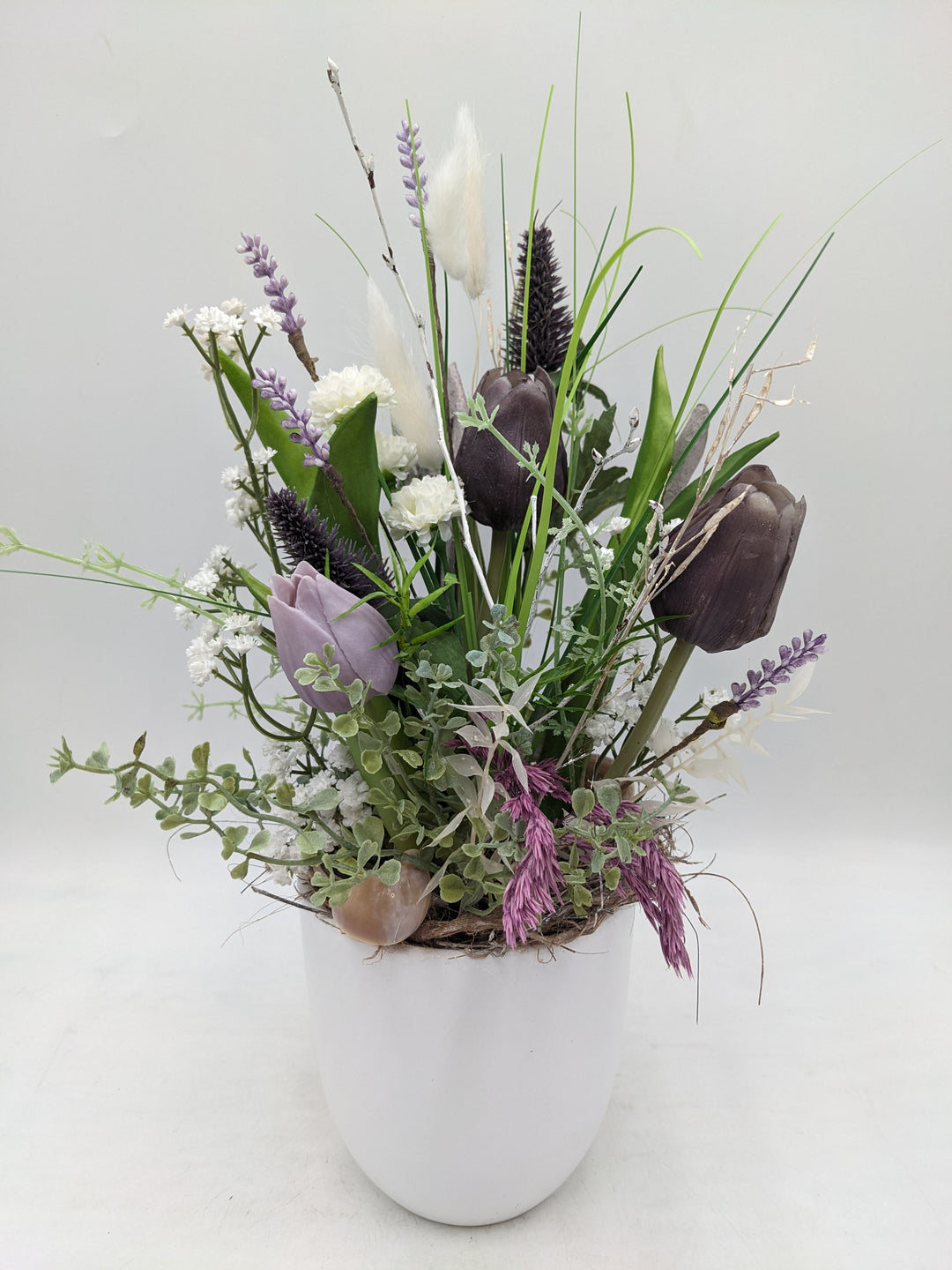 Frühlingsgesteck Tulpen Schleierkraut lila