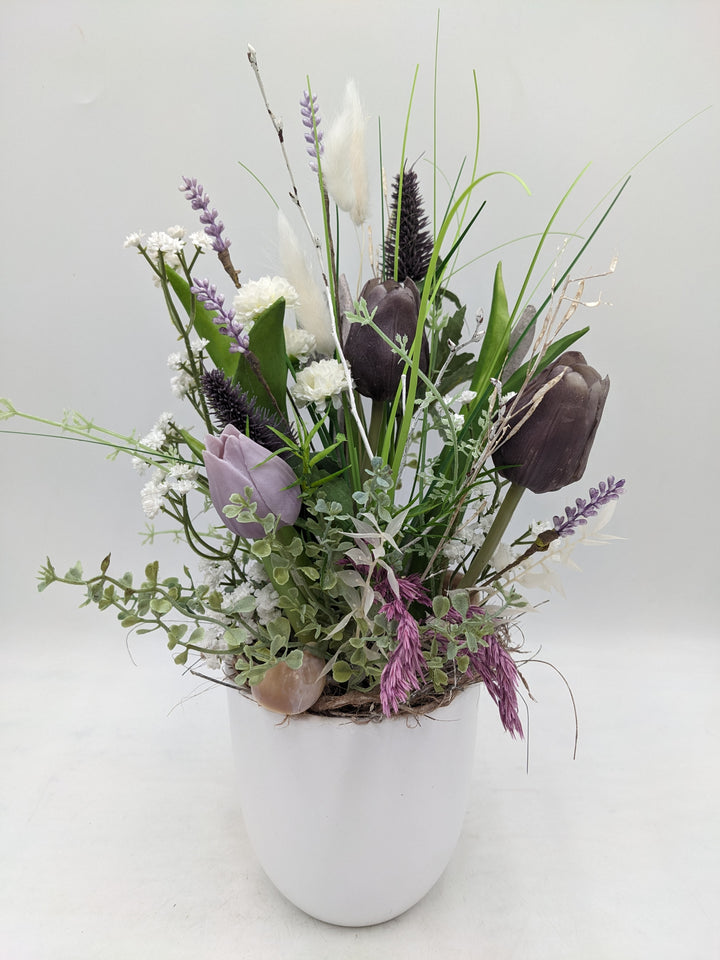 Frühlingsgesteck Tulpen Schleierkraut lila