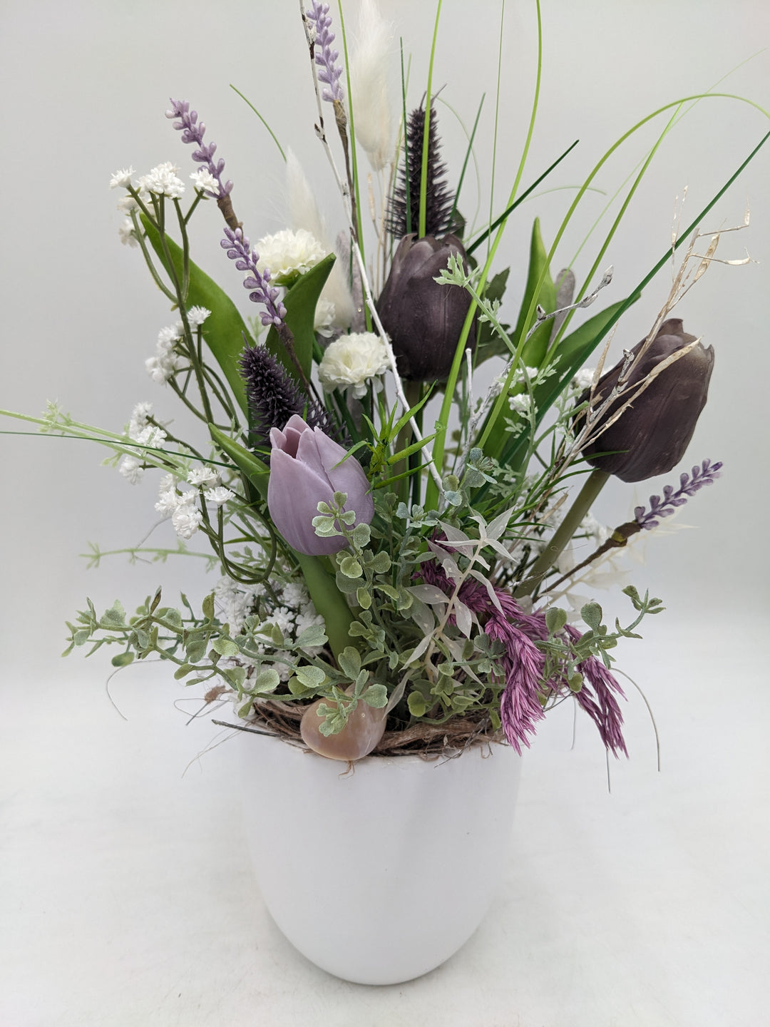 Frühlingsgesteck Tulpen Schleierkraut lila