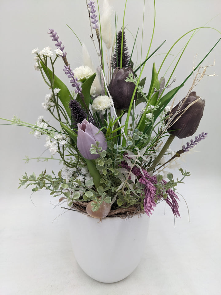 Frühlingsgesteck Tulpen Schleierkraut lila