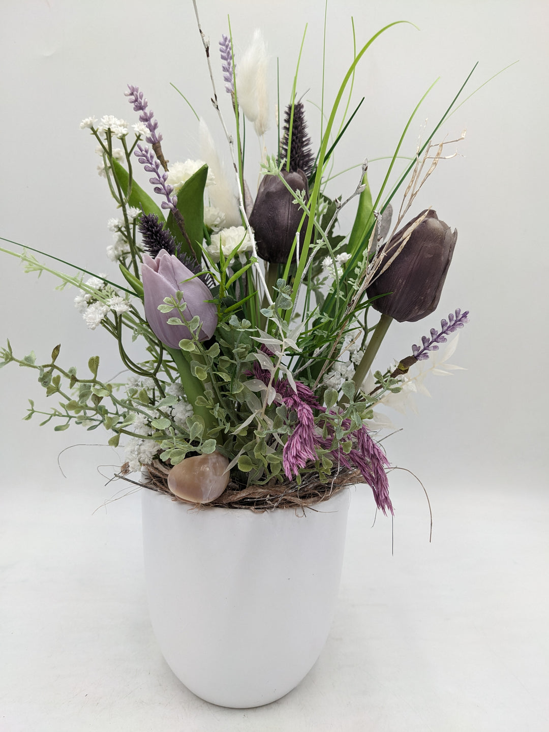 Frühlingsgesteck Tulpen Schleierkraut lila