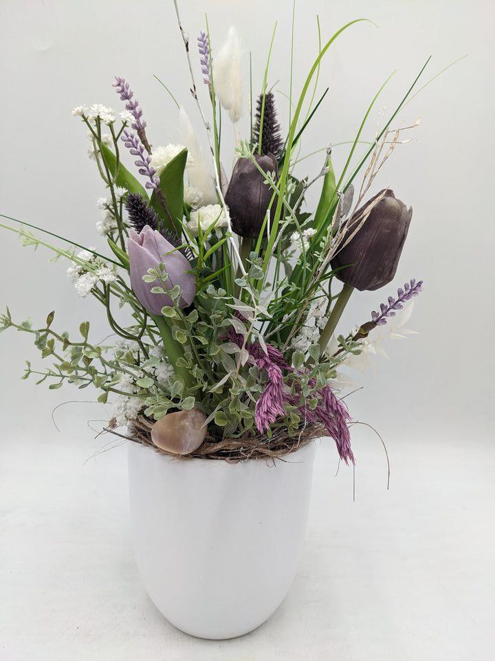 Frühlingsgesteck Tulpen Schleierkraut lila
