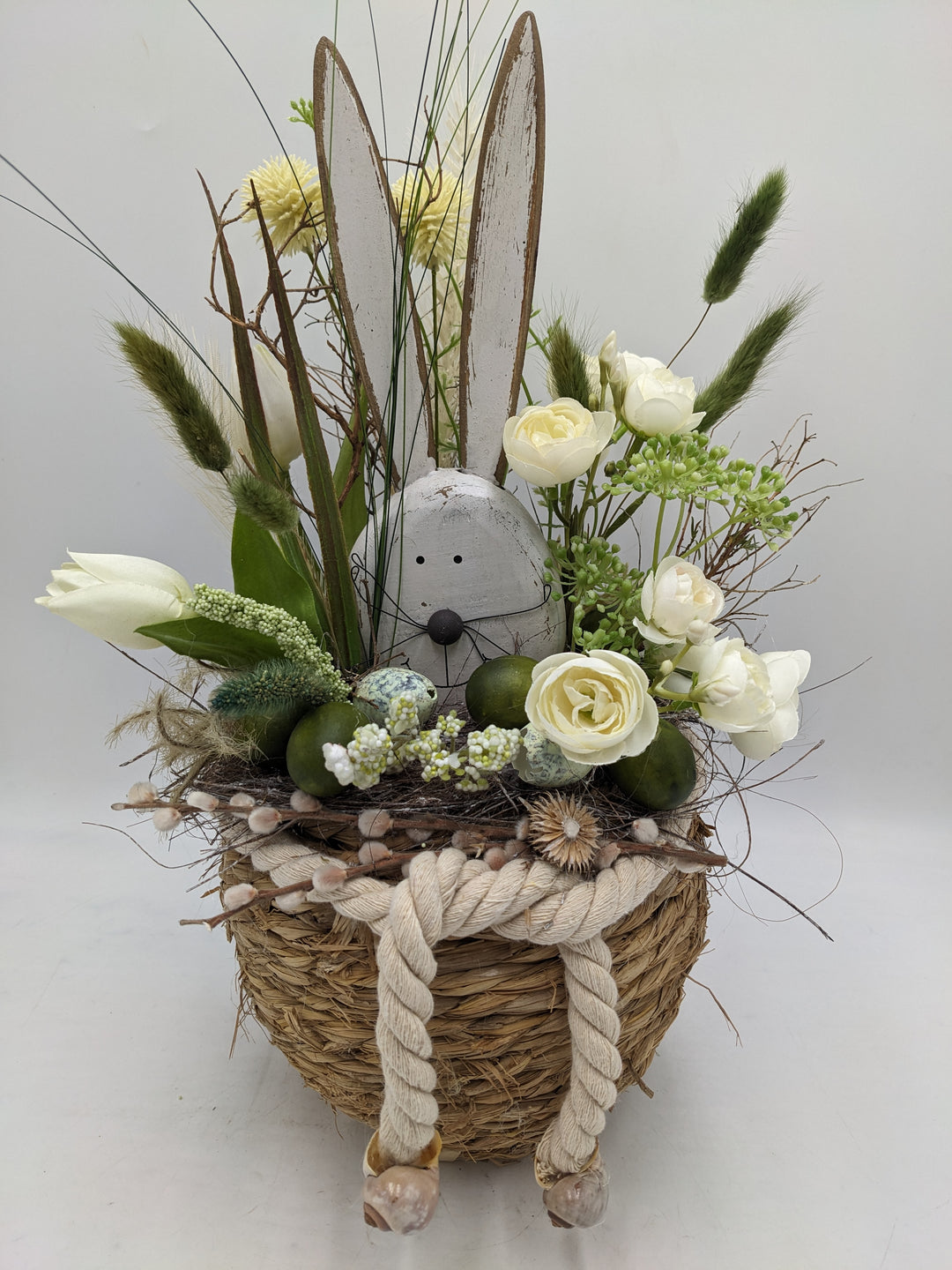 Ostergesteck Frühlingsgesteck Hase Gräser Tulpen weiss