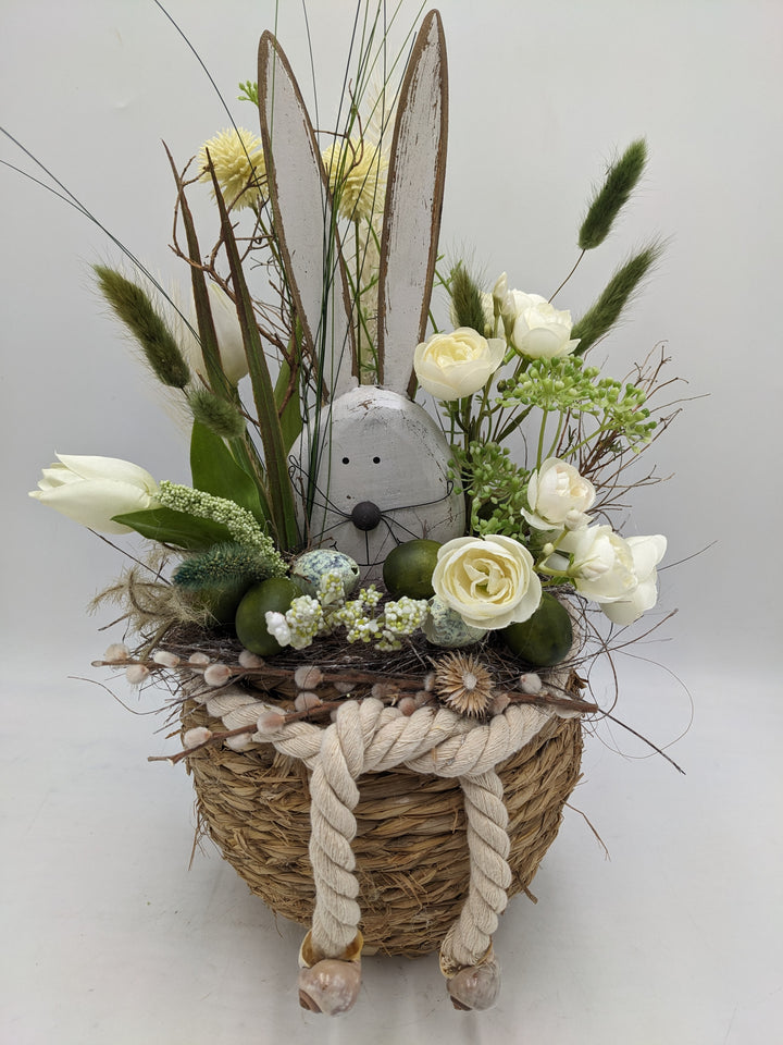Ostergesteck Frühlingsgesteck Hase Gräser Tulpen weiss