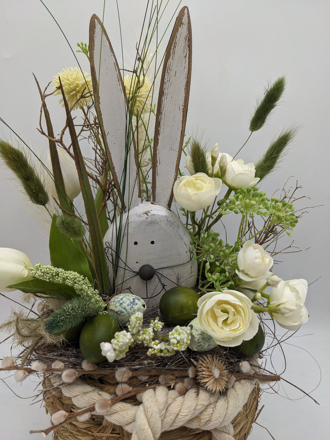 Ostergesteck Frühlingsgesteck Hase Gräser Tulpen weiss