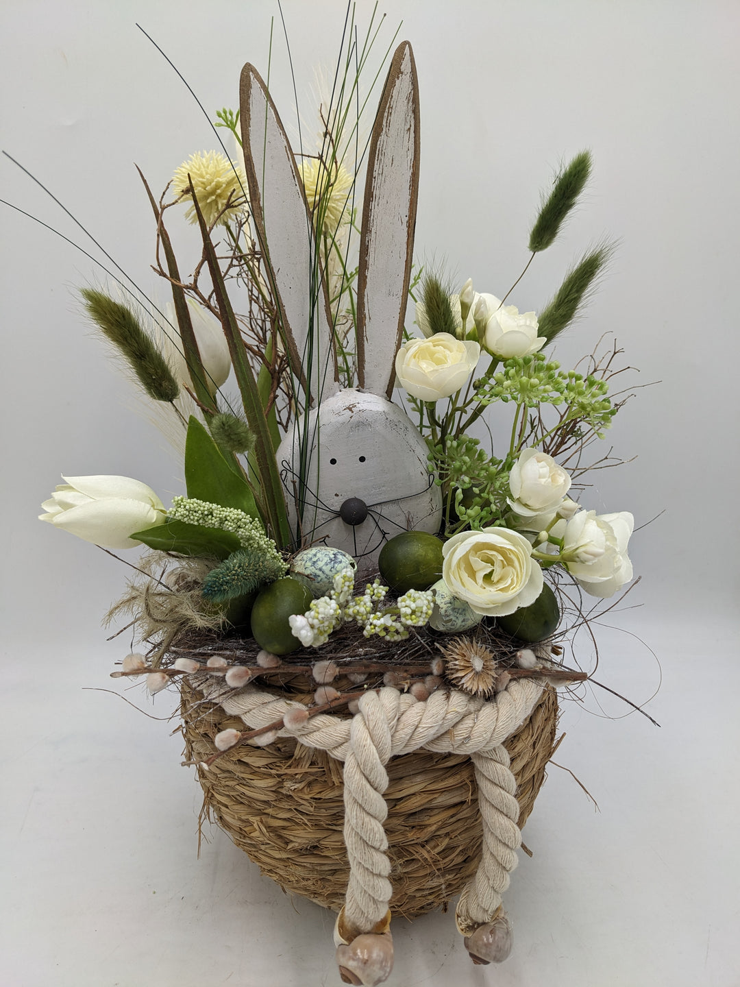 Ostergesteck Frühlingsgesteck Hase Gräser Tulpen weiss