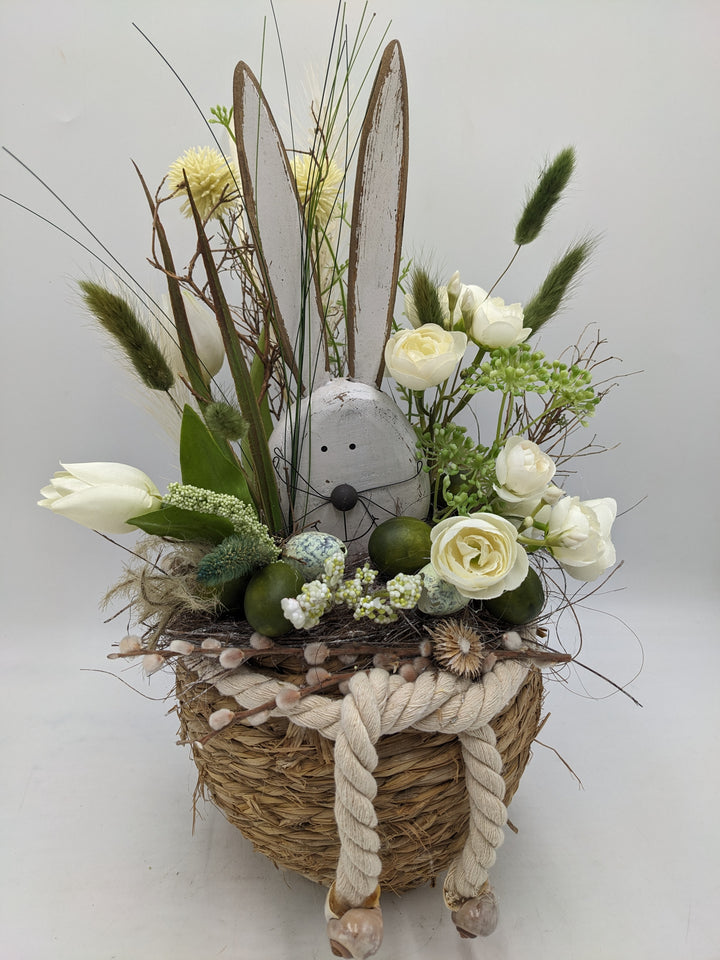 Ostergesteck Frühlingsgesteck Hase Gräser Tulpen weiss